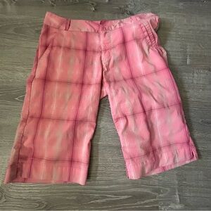 Columbia women’s pink plaid knee length shorts Sz 8